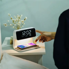 مصباح ليلي أنيق 3 في 1 بجانب السرير مع شحن لاسلكي وساعة منبه وشاشة LCD