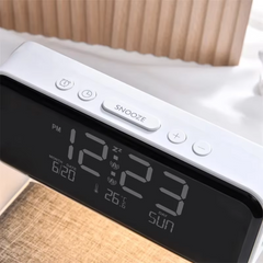 مصباح ليلي أنيق 3 في 1 بجانب السرير مع شحن لاسلكي وساعة منبه وشاشة LCD
