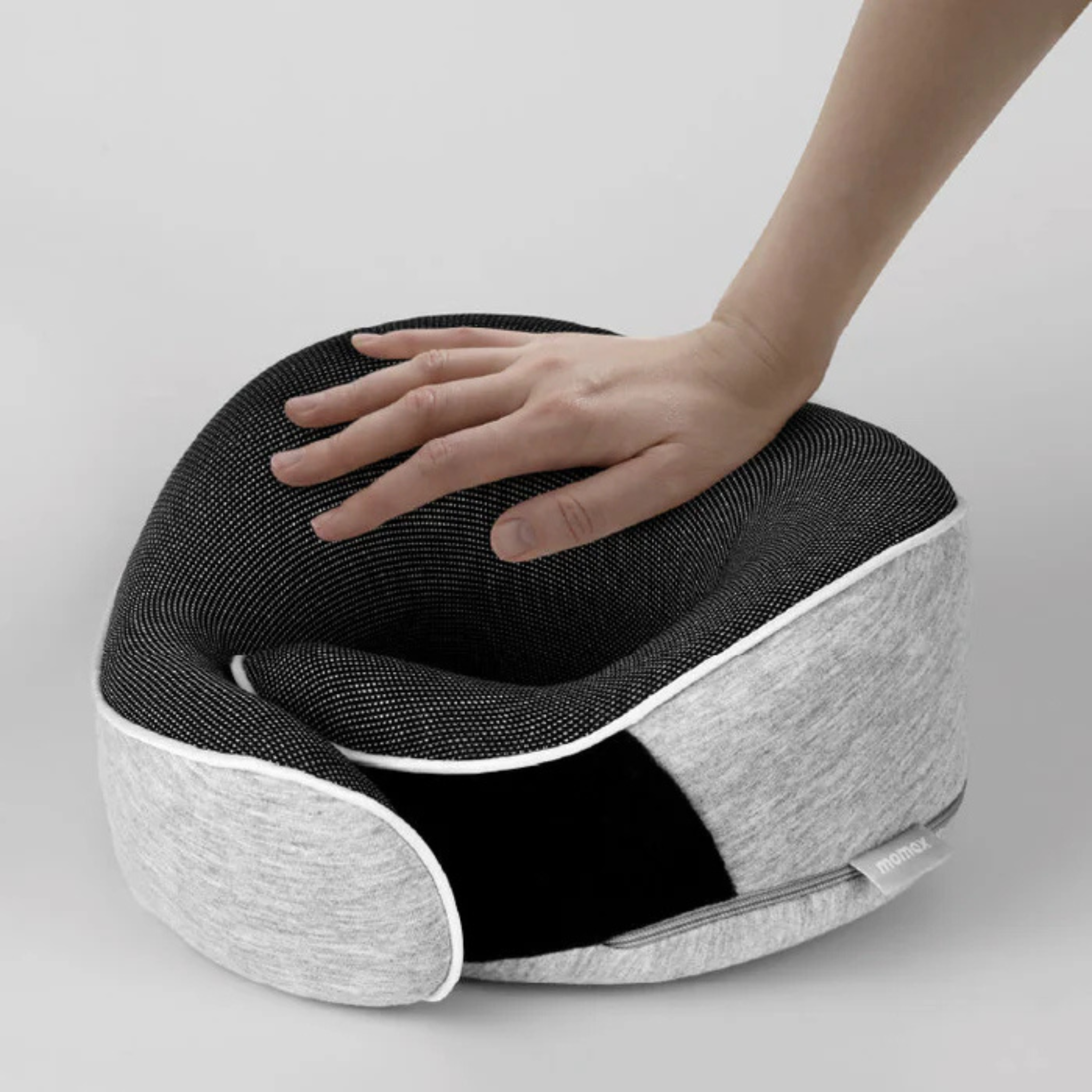 Momax 1-World Ergonomic Travel Pillow